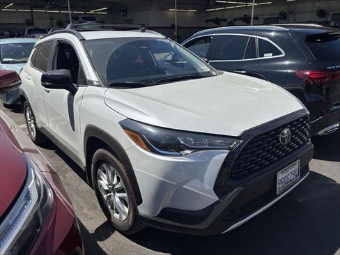 Certified 2025 Toyota Corolla Cross LE FWD image 1