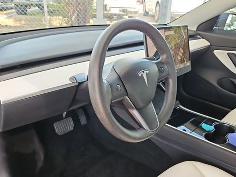 Used 2020 Tesla Model 3 Standard Range image 10