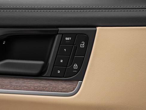 Used 2025 Porsche Cayenne image 26