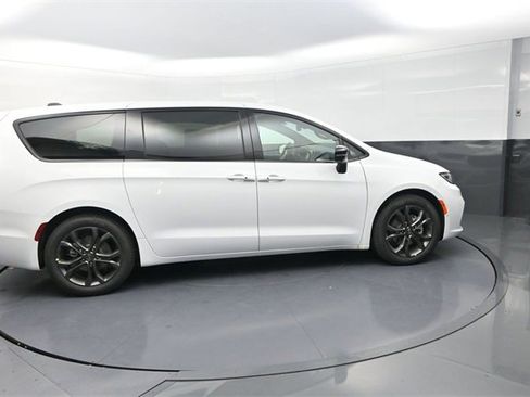 New 2026 Chrysler Pacifica Select image 8
