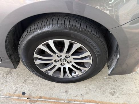 Used 2019 Toyota Sienna XLE FWD image 22