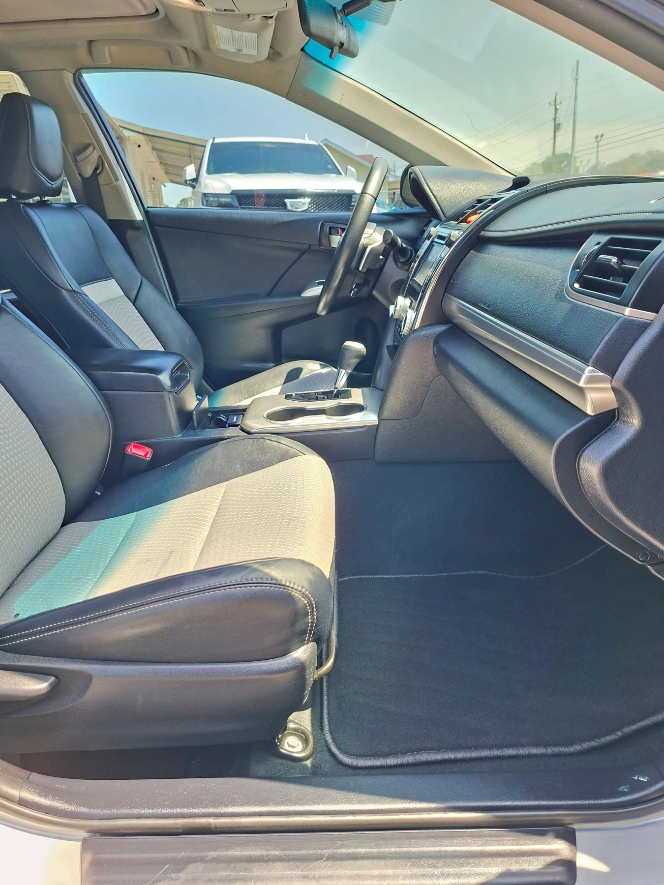 Used 2014 Toyota Camry SE FWD image 13