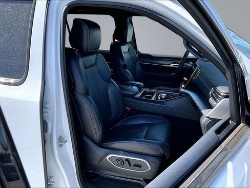 Certified 2024 Jeep Wagoneer L Series II w/ Flexible Seating Group RWD image 16