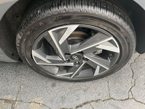 Used 2025 Hyundai Elantra Limited image 28