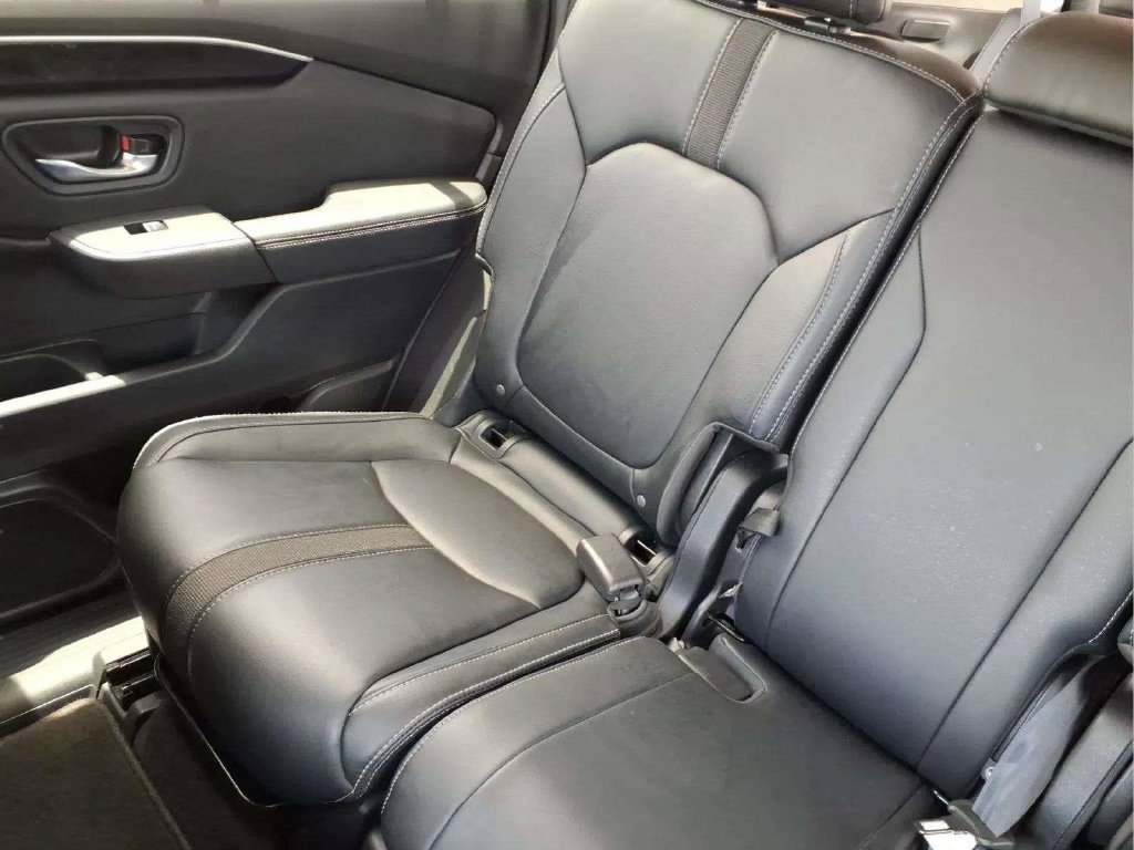 Used 2025 Honda Pilot Touring image 16