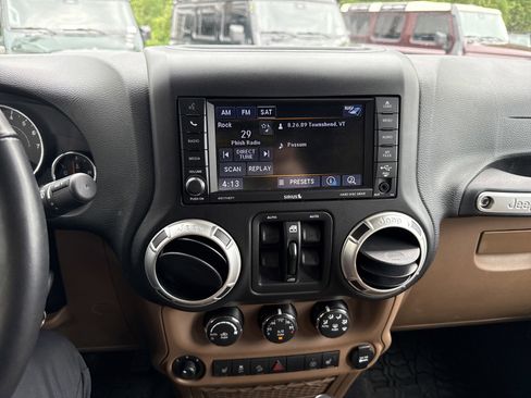 Used 2018 Jeep Wrangler Unlimited Rubicon w/ Dual Top Group AWD/4WD image 18