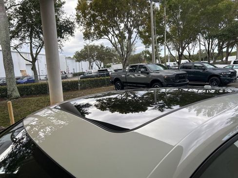 Used 2024 Porsche Macan image 17