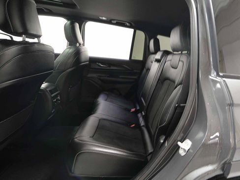 Used 2025 Jeep Grand Cherokee Altitude image 11