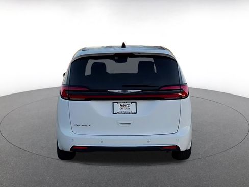Used 2025 Chrysler Pacifica Select image 12