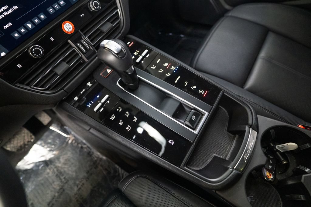 Certified 2025 Porsche Macan AWD/4WD image 24