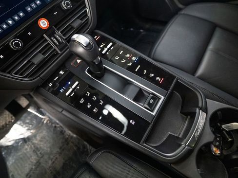 Certified 2025 Porsche Macan AWD/4WD image 24