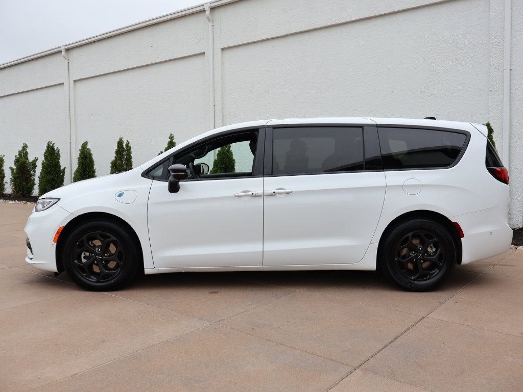 Used 2024 Chrysler Pacifica Limited FWD image 3