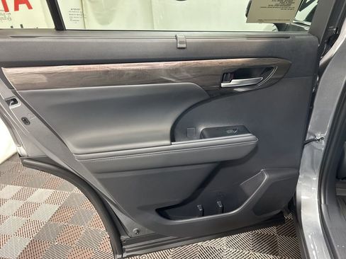 Used 2026 Toyota Highlander Limited image 22