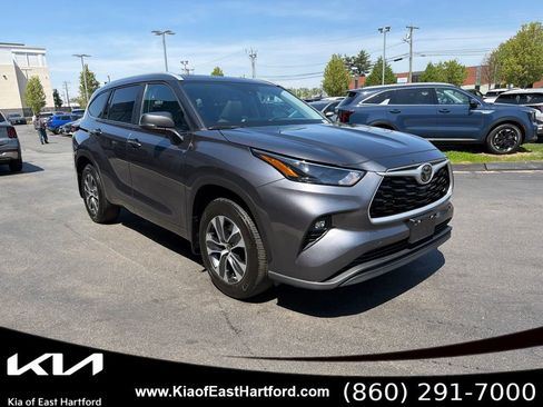 Used 2023 Toyota Highlander XLE AWD/4WD image 5