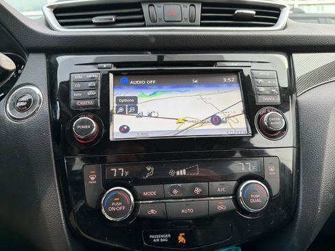 Used 2016 Nissan Rogue SL image 3