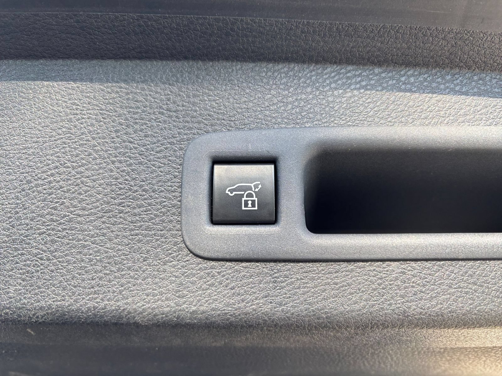 Used 2025 Toyota Sienna XLE FWD image 24