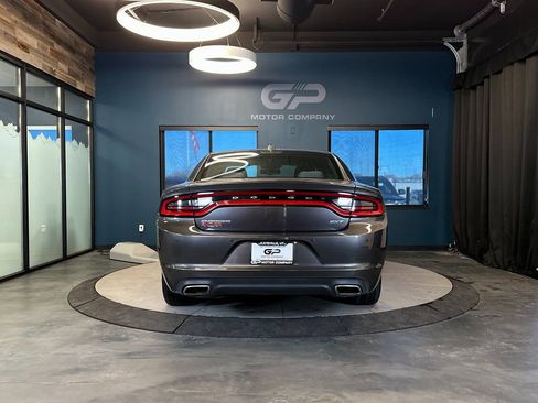 Used 2017 Dodge Charger SXT RWD image 4
