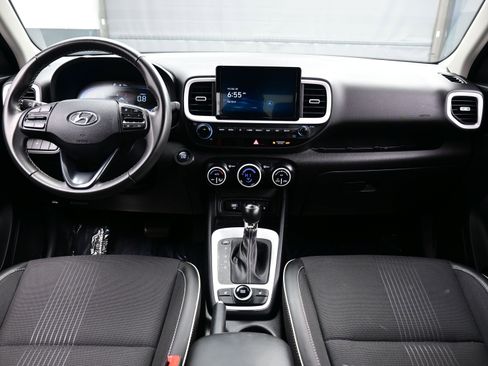 Used 2025 Hyundai Venue Limited image 17