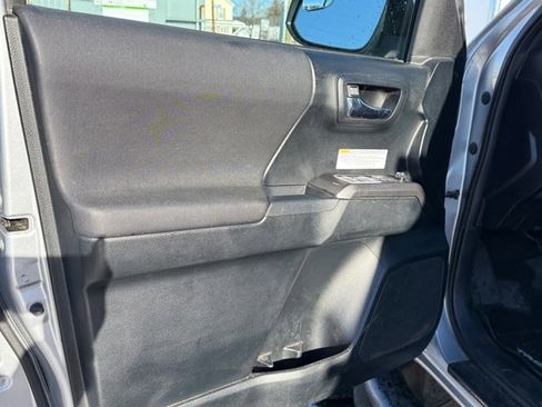 Used 2017 Toyota Tacoma TRD Off-Road image 24