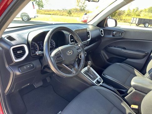 Used 2022 Hyundai Venue Limited image 19