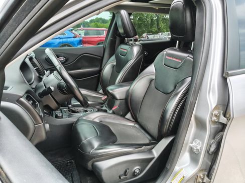 Used 2019 Jeep Cherokee Trailhawk w/ Comfort & Convenience Group AWD/4WD image 2