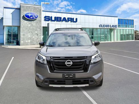 Used 2024 Nissan Pathfinder SL FWD image 2