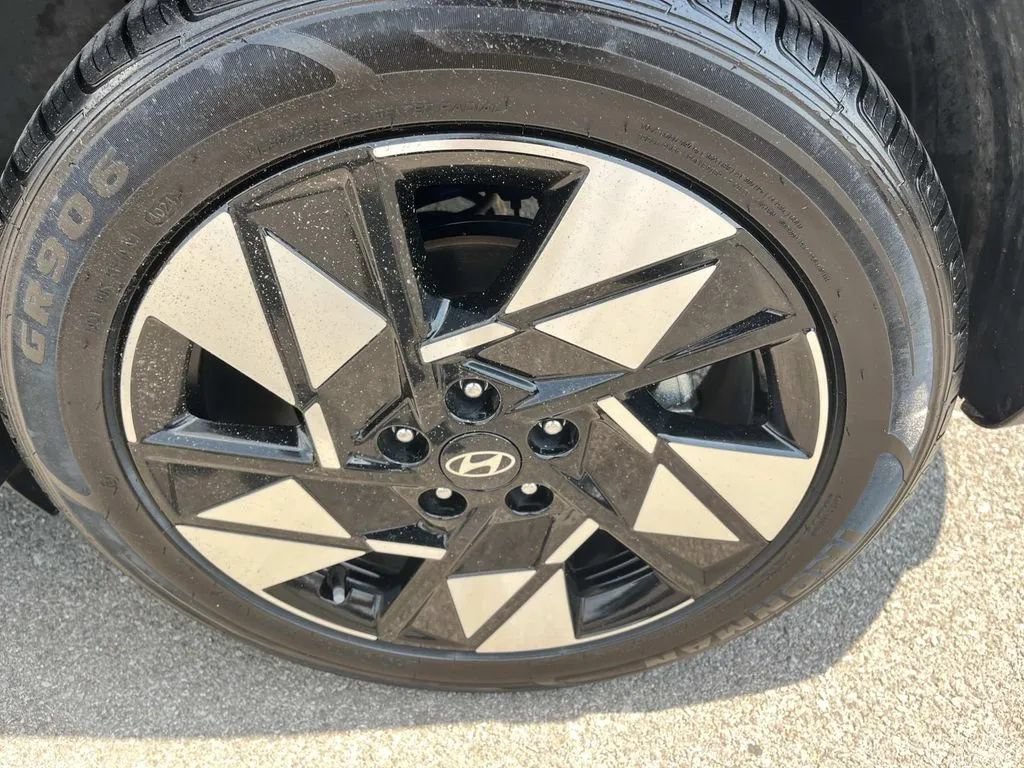 Used 2024 Hyundai Kona SEL FWD image 11