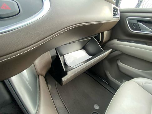 Used 2022 Chevrolet Suburban LT w/ Luxury Package image 31