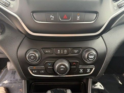 Used 2021 Jeep Cherokee Latitude Plus AWD/4WD image 19