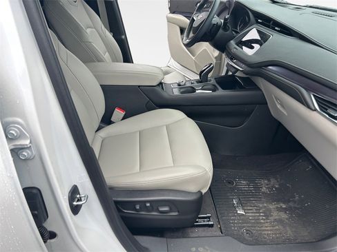 Used 2023 Cadillac XT4 Luxury w/ Cold Weather Package image 28