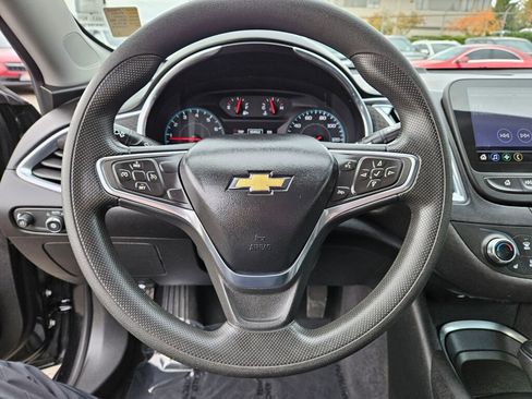Used 2020 Chevrolet Malibu LT image 2