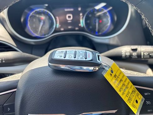 Used 2023 Chrysler Pacifica Touring-L FWD image 30