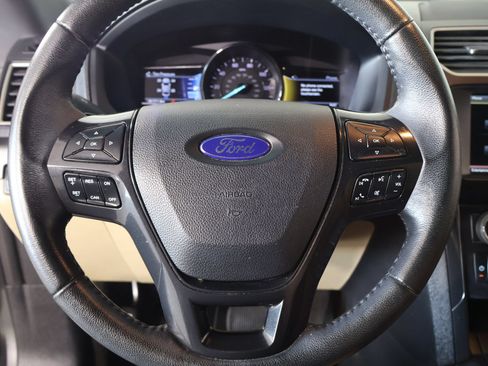 Used 2016 Ford Explorer XLT w/ Equipment Group 201A FWD image 3