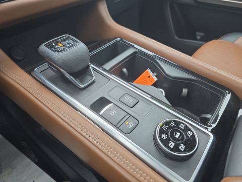 Used 2023 Nissan Pathfinder Platinum image 26