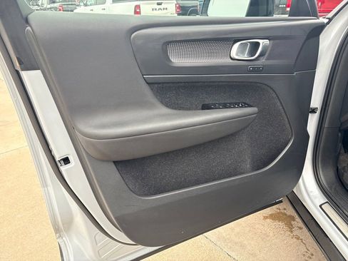 Used 2022 Volvo XC40 T4 R-Design w/ Protection Package Premier image 13