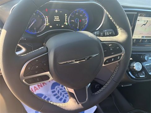 New 2026 Chrysler Pacifica Select image 10