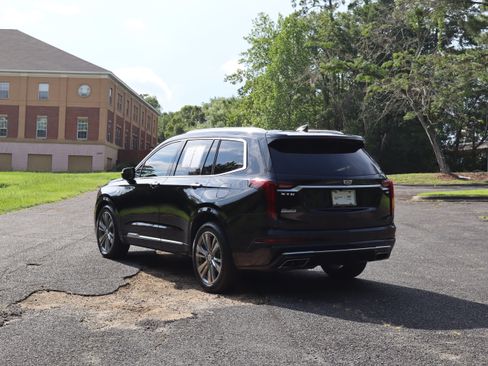 Used 2022 Cadillac XT6 Premium Luxury w/ Technology Package FWD image 5