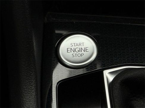 Certified 2025 Volkswagen Taos SE image 22