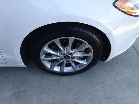 Used 2017 Ford Fusion SE w/ Fusion SE Technology Package FWD image 10