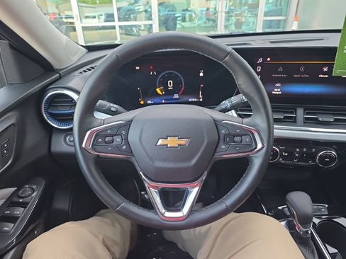 Used 2025 Chevrolet Trax LT w/ LT Convenience Package FWD image 18