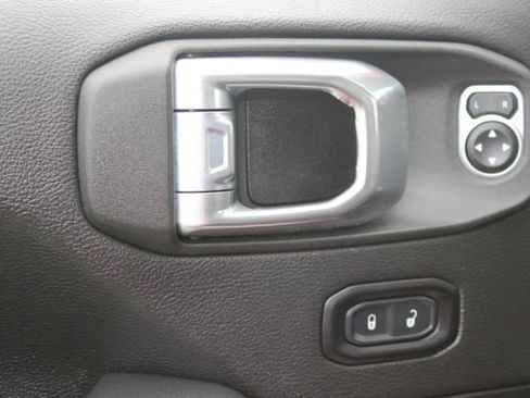 Used 2022 Jeep Wrangler Unlimited Rubicon w/ LED Lighting Group AWD/4WD image 12