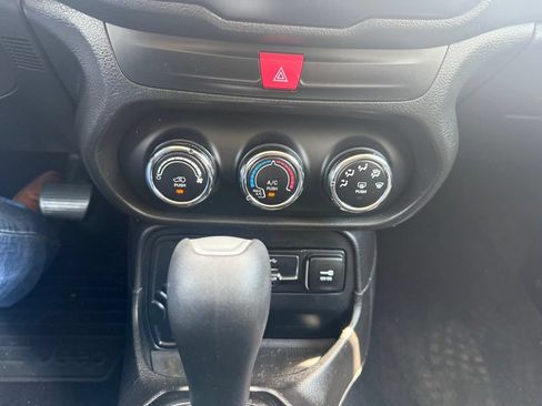 Used 2017 Jeep Renegade Altitude FWD image 15
