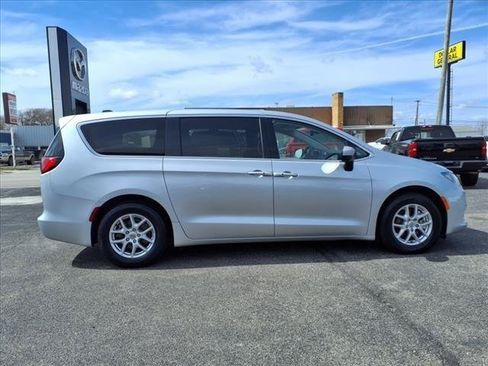 Used 2023 Chrysler Voyager LX FWD image 5