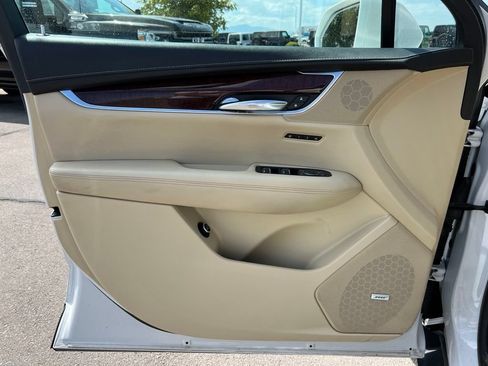 Used 2017 Cadillac XT5 Luxury w/ Driver Awareness Package FWD image 9