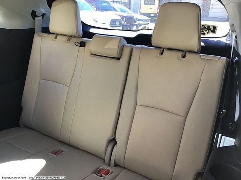 Used 2022 Toyota Highlander XLE image 14