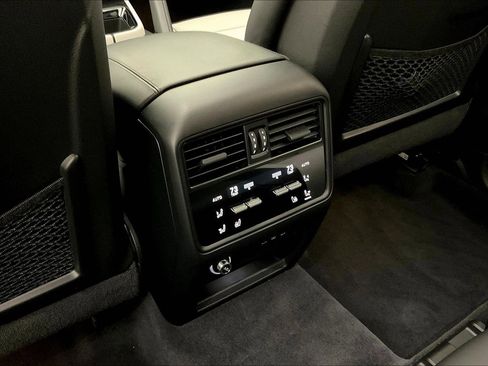 Used 2024 Porsche Cayenne AWD/4WD image 10
