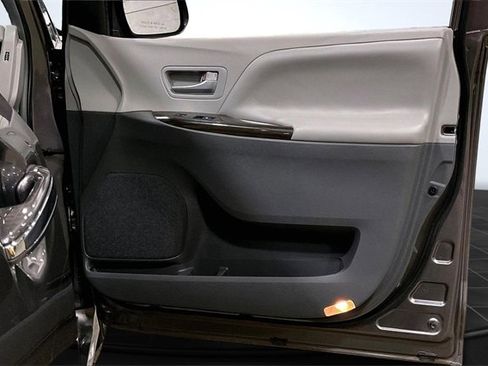Used 2019 Toyota Sienna XLE image 24
