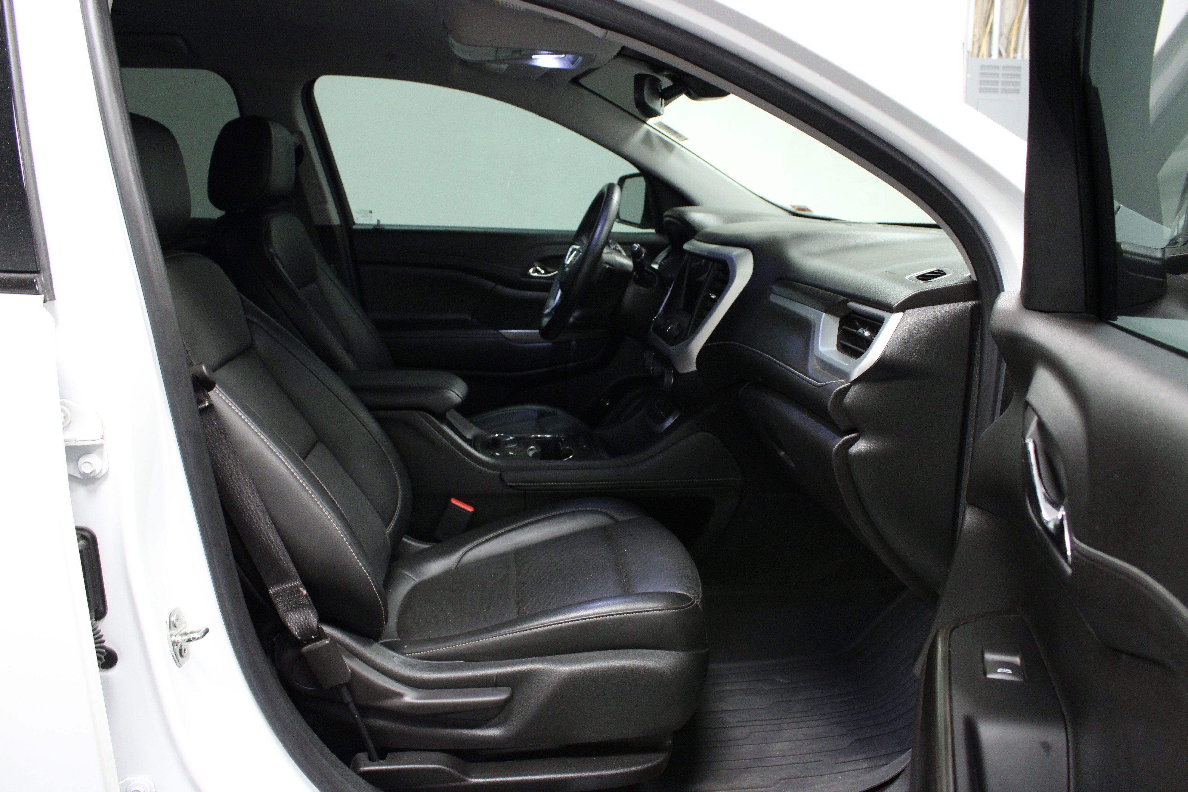 Used 2023 GMC Acadia SLT w/ Elevation Edition FWD image 17