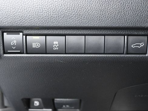 Used 2022 Toyota Venza XLE AWD/4WD image 21
