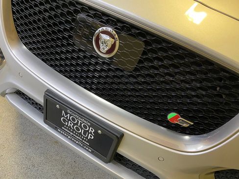 Used 2019 Jaguar F-PACE S image 12